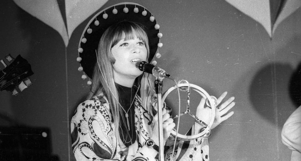 Rita quando jovem no palco.Foto preto e branco.