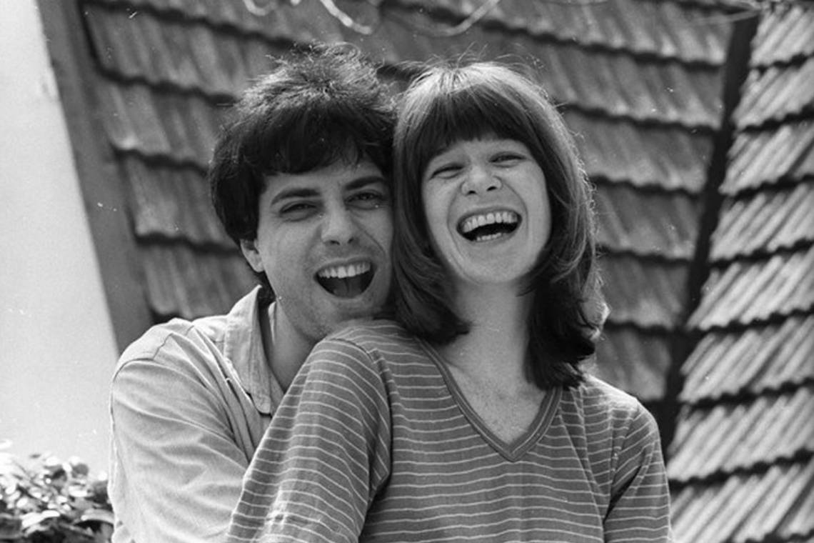 Rita com o seu marido, Roberto de Carvalho. Foto em preto e branco.